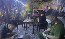 Cảnh sát bao vây tụ điểm mại dâm, ma tuý núp bóng quán karaoke