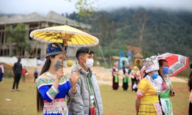 Đầu xuân, thiếu nữ Mông xinh đẹp ném pao tìm người yêu