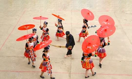 Xem già làng, nghệ nhân dạy trẻ nhỏ thổi khèn, dệt vải