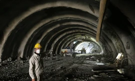 Cận cảnh công nhân đào hầm xuyên núi trên cao tốc Bắc - Nam