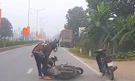 Clip người đàn ông chạy xe máy cướp điện thoại của cô gái đi đường ở Nghệ An