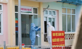 Nữ nhân viên y tế dương tính với SARS-CoV-2 trong khu cách ly