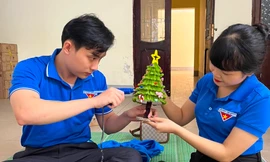 Bạn trẻ Nghệ An làm cây thông Noel tặng các em nhỏ hoàn cảnh khó khăn