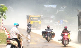 Đất đá từ xe tải rơi vãi khiến quốc lộ mưa nhầy nhụa, nắng bụi mù trời