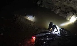 Phát hiện thi thể người đàn ông và chiếc xe máy dưới cống nước