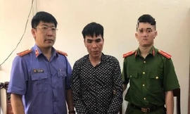 Tội phạm ma túy cào, cắn cảnh sát để thoát thân