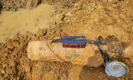 Đào đất trong vườn, tá hỏa phát hiện quả bom còn nguyên ngòi nổ