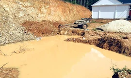 Cầm đèn Trung thu đi chơi một mình, bé 4 tuổi rơi xuống hố nước tử vong