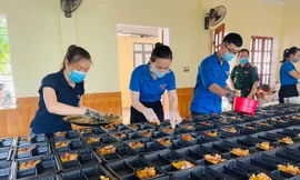 Nhìn gần bữa ăn của lực lượng tuyến đầu và bệnh nhân COVID-19 ở Bệnh viện dã chiến Nghệ An
