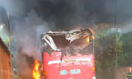 Xe khách đang đỗ trong gara bất ngờ bốc cháy ngùn ngụt