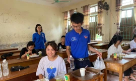 Bữa cơm ấm áp của thanh niên tình nguyện tới sĩ tử