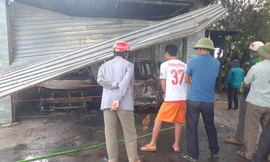 Hỏa hoạn thiêu rụi 2 xe ô tô, gia đình 4 người may mắn thoát nạn