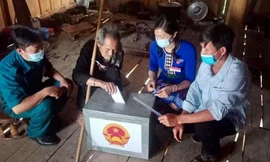 Những 'thùng phiếu di động' vượt đèo đến tận nhà cử tri cao tuổi