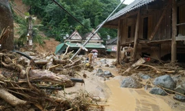 Nhà cửa ngổn ngang bùn đất, người dân Nghệ An bần thần trở về sau lũ