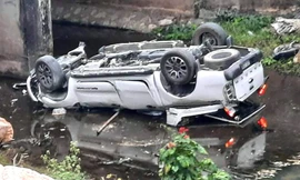 Hai cán bộ thuế tử vong sau vụ xe ô tô bán tải lao xuống suối