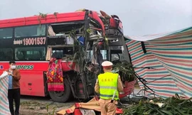 Ô tô khách đâm xe tải dừng đỗ, 2 người thương vong