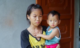 Nghẹn ngào chuyện nữ sinh lớp 8 bế em tới trường