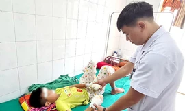 Pin phát nổ, thiếu niên 13 tuổi rách giác mạc, dập nát cả hai tay