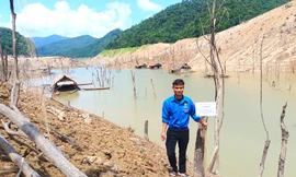 Lòng hồ thủy điện cạn nước, đoàn viên lội bùn cắm biển cảnh báo cho người dân đi