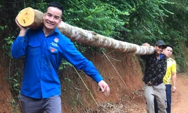 Đoàn viên cùng người dân san đường làm cầu ở xã biên giới