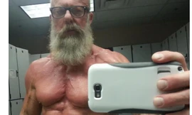 Người đàn ông 60 tuổi nhưng cơ bắp vẫn cuồn cuộn