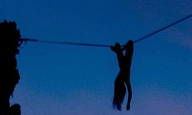 Nữ nhi khỏa thân đi dây qua vách đá