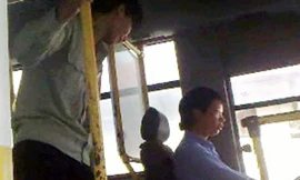 Lái, phụ xe buýt bắt hành khách quỳ lạy