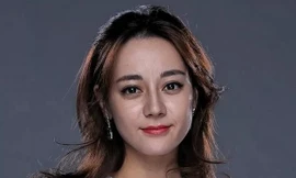 Soi ảnh chưa chỉnh sửa của Địch Lệ Nhiệt Ba, có còn xứng danh "mỹ nhân Tân Cương"?