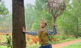 Doãn Quốc Đam tạo dáng độc lạ với cành đào ở hậu trường phim "Đào, Phở Và Piano"