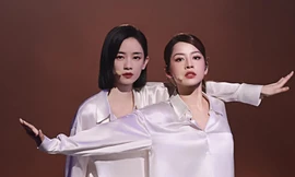 Vì sao stylist Hoàng Ku mạo hiểm để Chi Pu - Lưu Nhã Sắt diện đồ ngủ lên sân khấu?