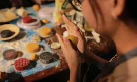 Cho mùa trăng thêm tròn vị: Từ workshop làm bánh Trung Thu đến nến thơm thỏ Mặt Trăng