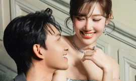 Nghi vấn Võ Cảnh cầu hôn Thúy Ngân nhưng sao chiếc nhẫn lại nằm ở vị trí lạ?