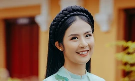 Đây là lần hiếm hoi Hoa hậu Ngọc Hân trình diễn áo dài bên người mẫu đặc biệt này