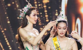 Thiên Ân lộ ảnh hậu trường Chung kết Miss Grand International 2022, có hành động cực giống Thùy Tiên