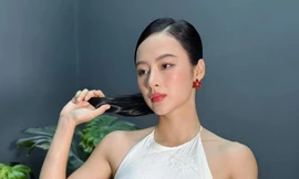 Đam mê diện áo yếm, Angela Phương Trinh lại gây đỏ mặt vì chi tiết nhạy cảm