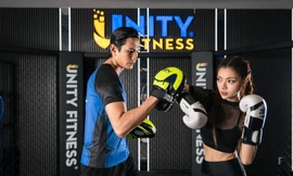 Bạn trẻ chăm chỉ tập luyện trong phòng tập gym Unity Fitness