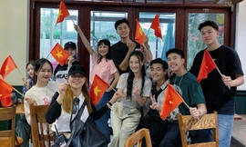 Đi Giữa Trời Rực Rỡ: Cặp đôi bị nghi "phim giả tình thật", không phải Chải - Pu!