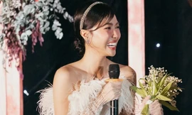 Không phải bó hoa lúc làm lễ, hoa cưới Diệu Nhi cầm trong tiệc tối mới gây chú ý