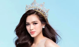 Các nàng hậu liên tục mắc lỗi khi đội vương miện, riêng Đỗ Thị Hà xử lý cực đỉnh