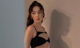 Đã quen mặc đồ ‘hở bạo’ nhưng chiếc váy này lộ nhiều đến mức nào mà Ngọc Trinh phải lo che chắn?