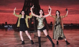 Trang phục đu dây của Chi Pu được stylist chỉnh sửa thế nào so với nguyên gốc?