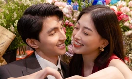 Bạn có phát hiện chi tiết sai sai trong bức ảnh cầu hôn của Bình An - Phương Nga?