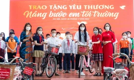 Phó Chủ tịch Tập đoàn DOJI tặng quà cho những hoàn cảnh khó khăn bị ảnh hưởng bởi COVID-19