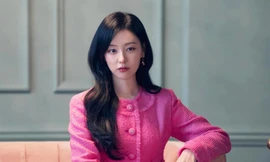 Đỉnh cao sang chảnh như Kim Ji Won "Queen of Tears": Diện cả cây hồng mà không sến