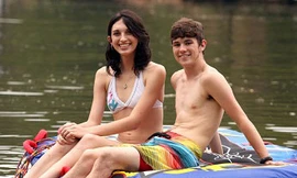 Cặp đôi yêu nhau sau khi cùng chuyển đổi giới tính