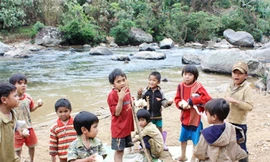 Trẻ em ở bản Ka Lô rất đông