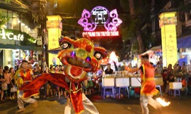 Phố Hàng Mã 'thất thủ' trước rằm Trung Thu