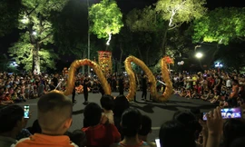 Hình ảnh ấn tượng đón Trung thu giữa 'biển người' trên phố đi bộ Hồ Gươm 