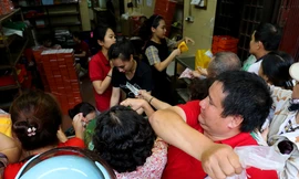 Kẹt xe, tắc đường vẫn rồng rắn chen nhau mua bánh trung thu