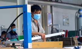 Công nhân vẫn miệt mài làm việc khi nhà xưởng Rạng Đông được bộ đội tẩy độc